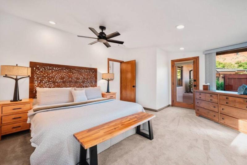 Guest Suite With Up Close Chapel and Red Rock Views - image 20