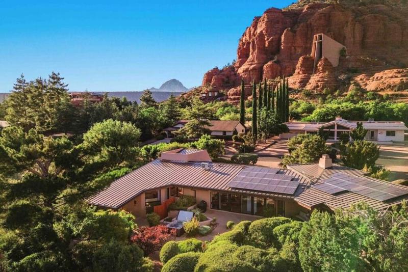 Chapel Vista Main House Red Rock Views and Hot Tub - image 7