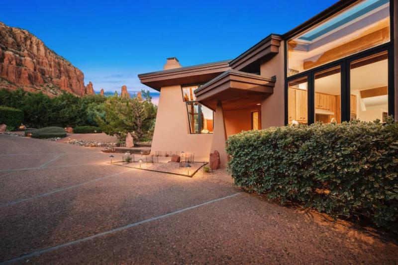 Guest Suite With Up Close Chapel and Red Rock Views - image 24