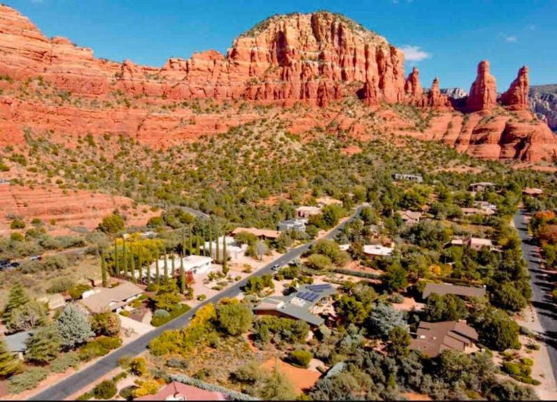 Guest Suite With Up Close Chapel and Red Rock Views - image 2