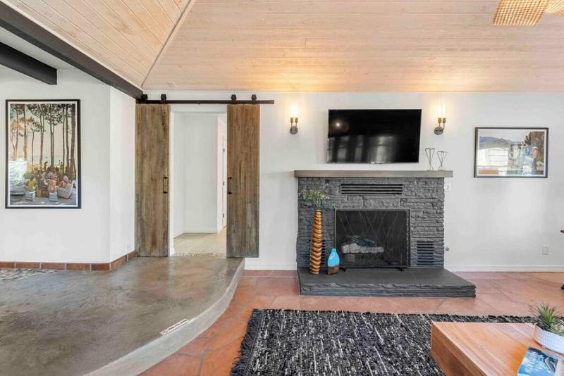 Upscale Uptown retreat home with HotTub and Views - image 2