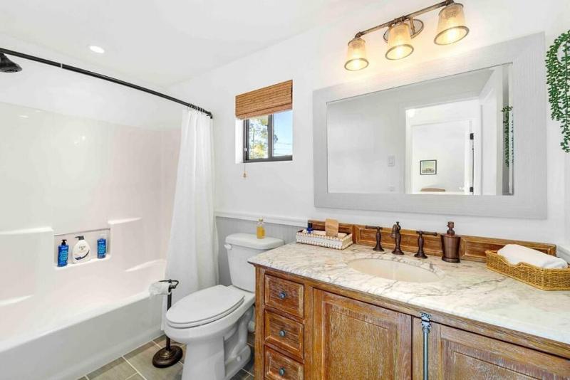 Upscale Uptown retreat home with HotTub and Views - image 14