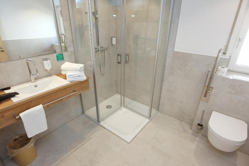 Deluxe Double or Twin Room image 3