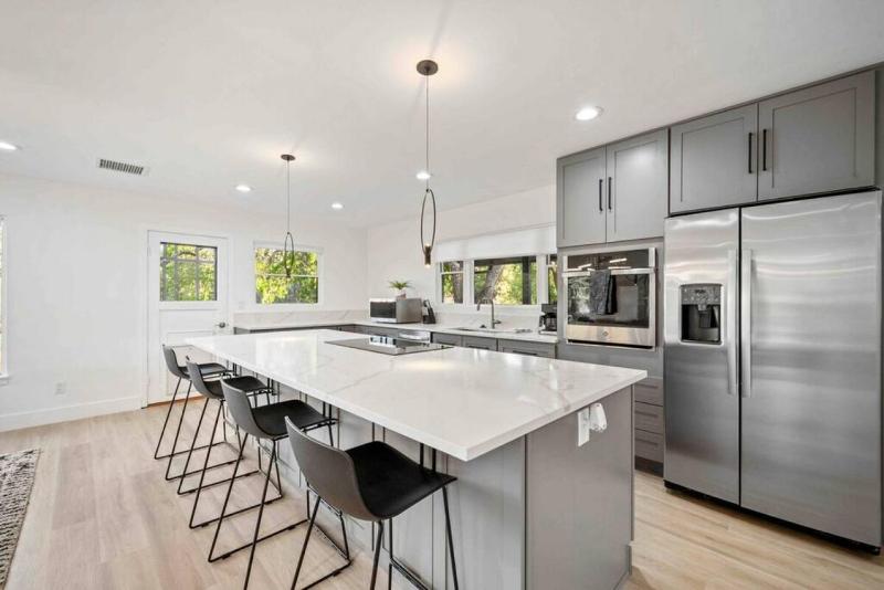 Heart of Uptown retreat estate with views and hot tubs - image 37