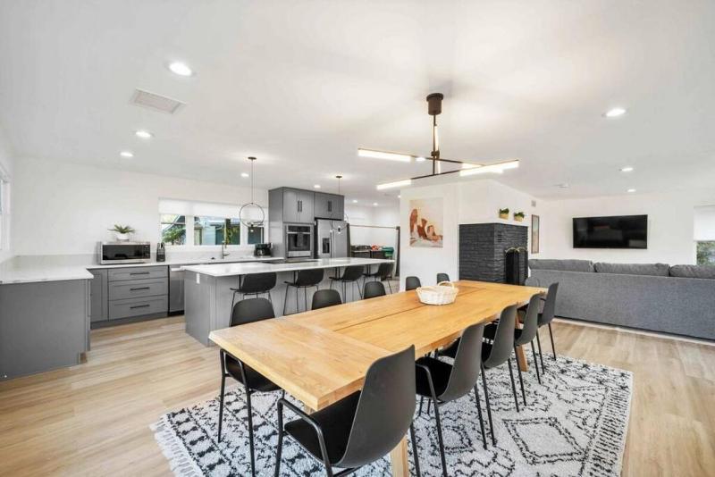 Heart of Uptown retreat estate with views and hot tubs - image 12