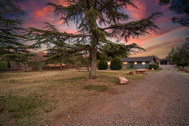 Heart of Uptown retreat estate with views and hot tubs - image 36