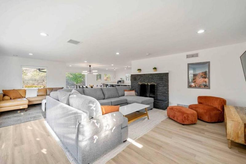 Heart of Uptown retreat estate with views and hot tubs - image 34