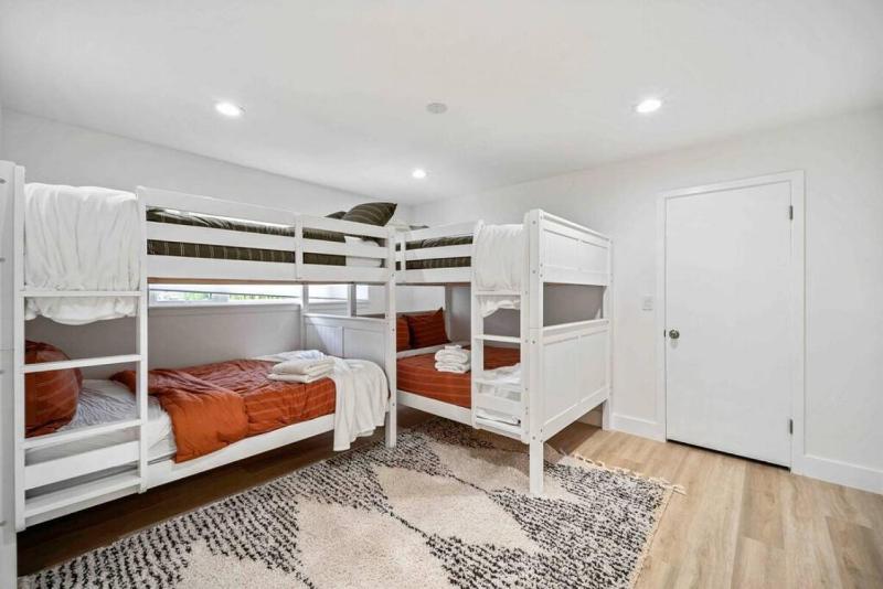 Heart of Uptown retreat estate with views and hot tubs - image 7