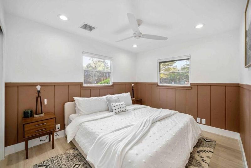 Heart of Uptown retreat estate with views and hot tubs - image 31