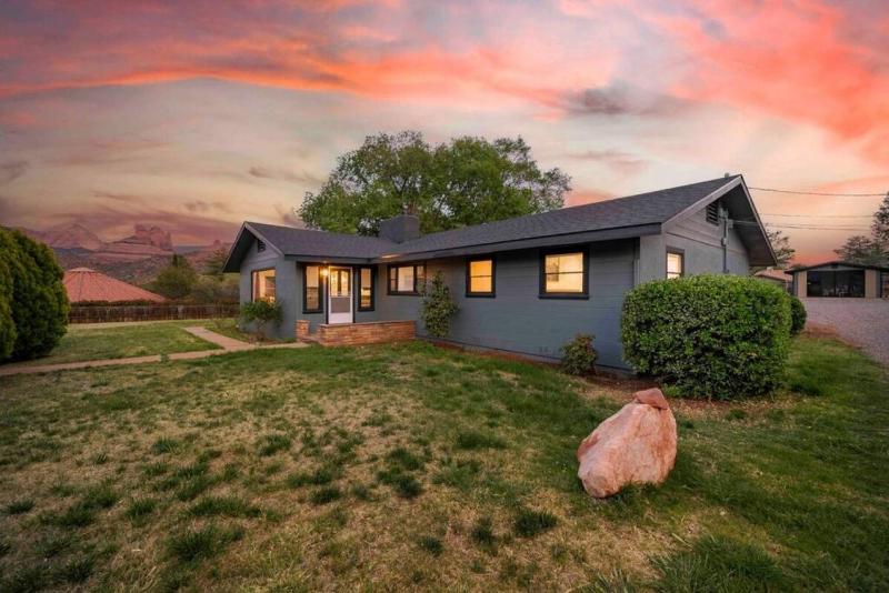 Heart of Uptown retreat estate with views and hot tubs - image 8