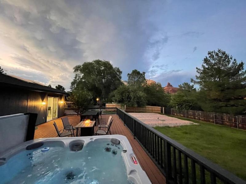 Uptown Vacation Villa at The OZ with Hot tub and Views - image 1