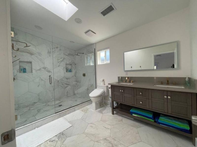 Uptown Vacation Villa at The OZ with Hot tub and Views - image 12