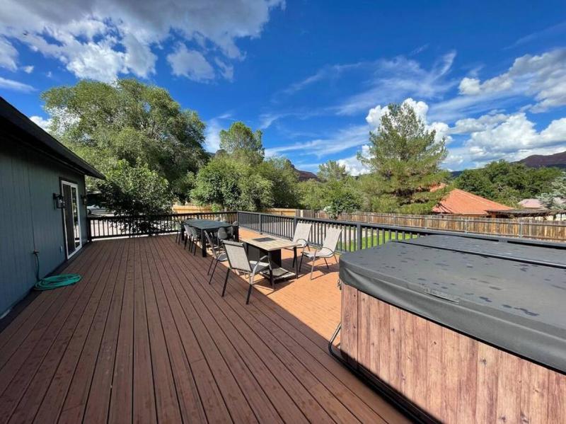 Uptown Vacation Villa at The OZ with Hot tub and Views - image 10