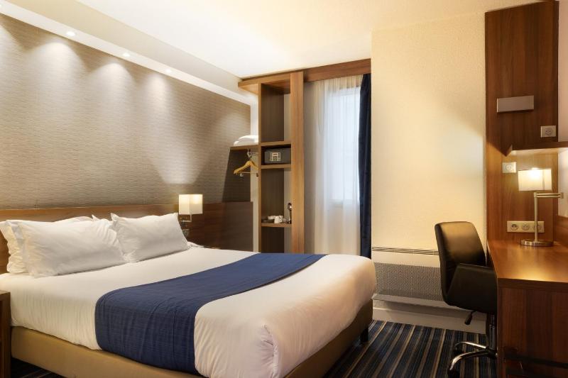 Standard Queen Room image 4
