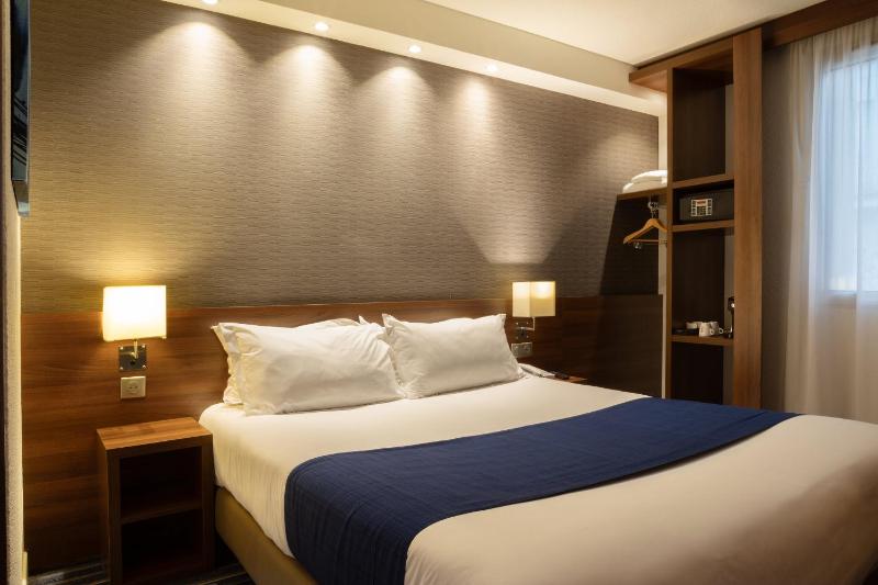 Standard King Room image 2