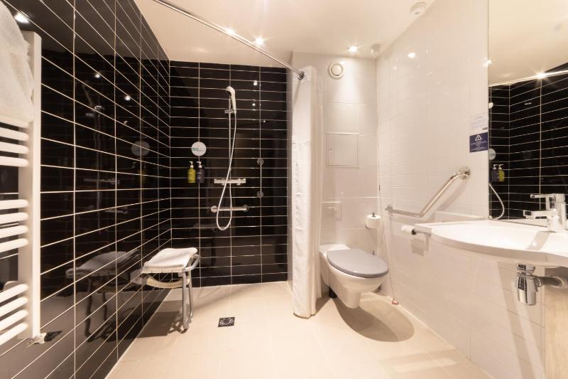 Standard Queen Room - Disability Access image 4