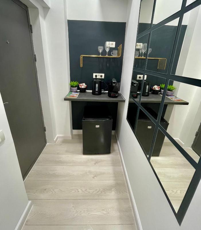 Studio with Yard View image 3