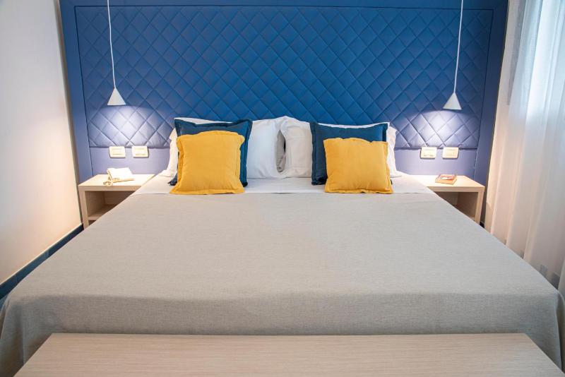 Quadruple Deluxe Suite with Sea View image 3