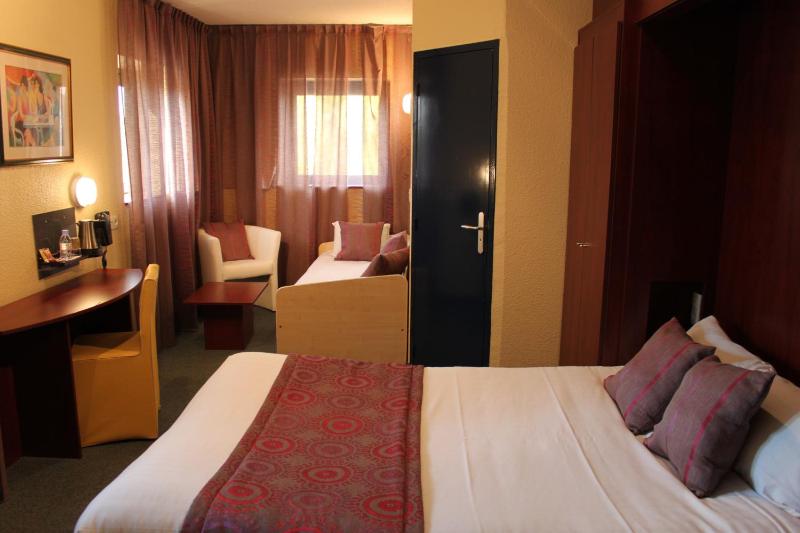 Triple Room with One Double Bed and One Single Bed image 1