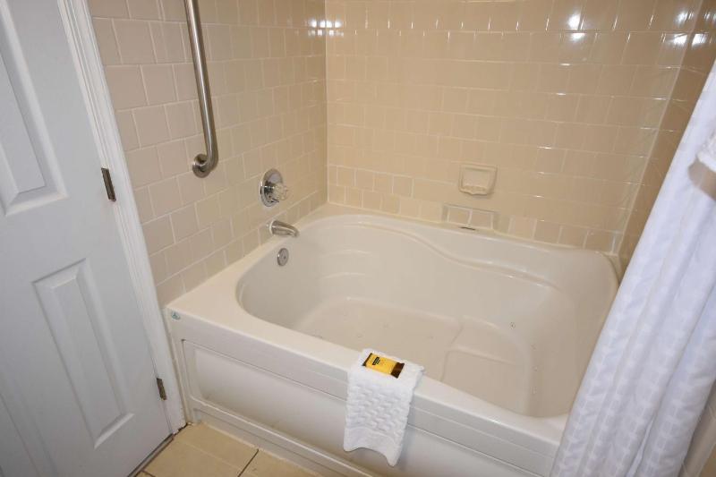 Deluxe King Room with Spa Bath image 2