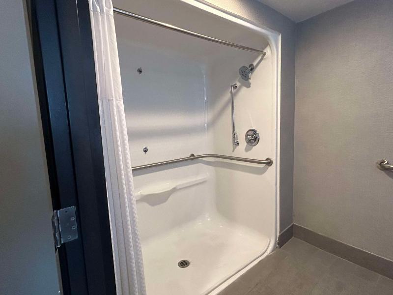 King Room with Walk-In Shower - Disability Access/Non-Smoking image 3
