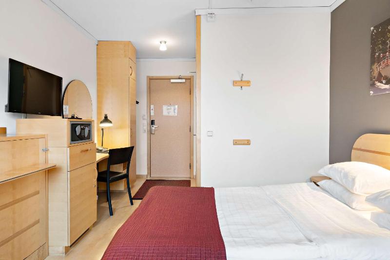 Standard Queen Room with Wall Bed  image 4
