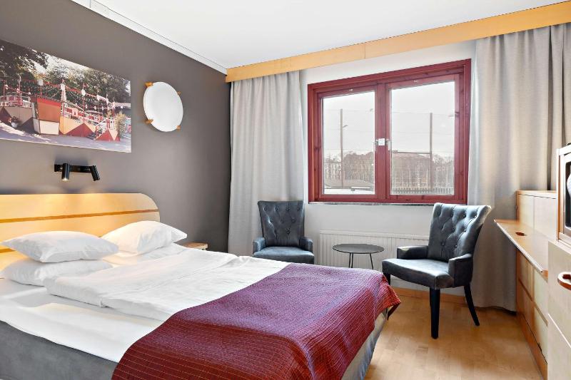 Standard Queen Room with Wall Bed  image 3