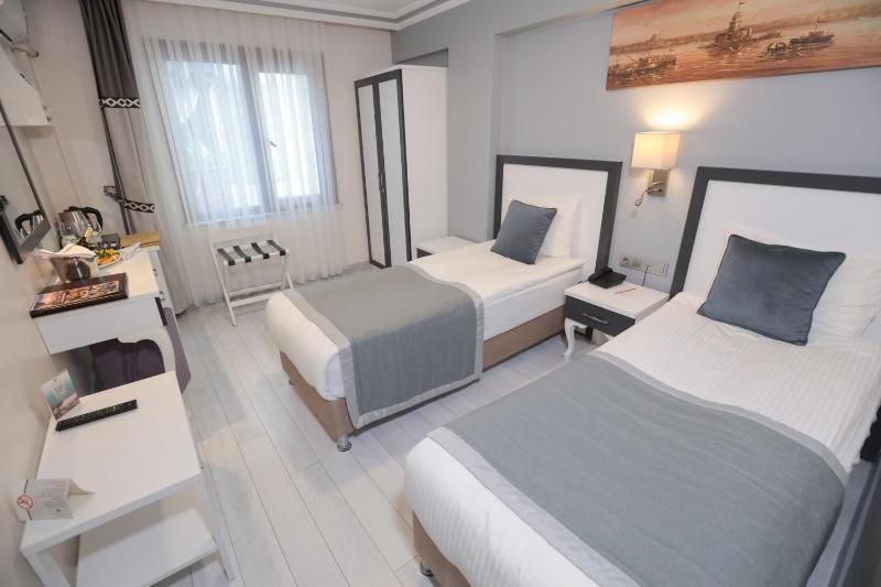 Connecting Family Room image 3