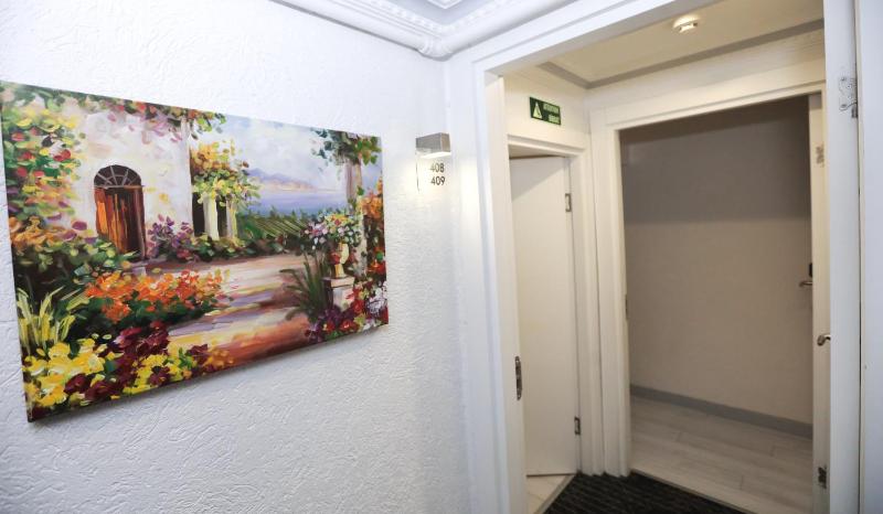 Connecting Family Room image 4