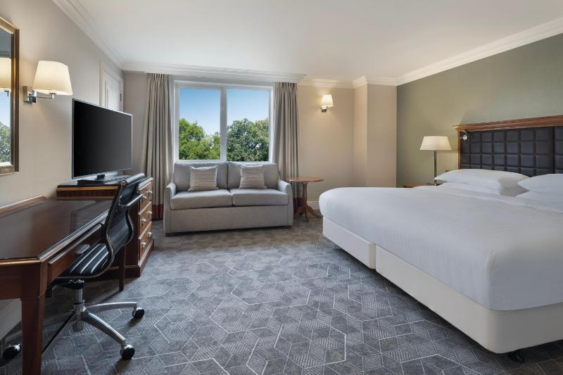 Superior Queen Room with Sofa Bed image 4