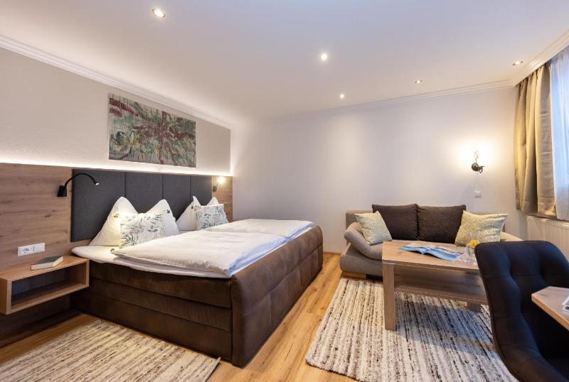Deluxe Double Room with Balcony image 4