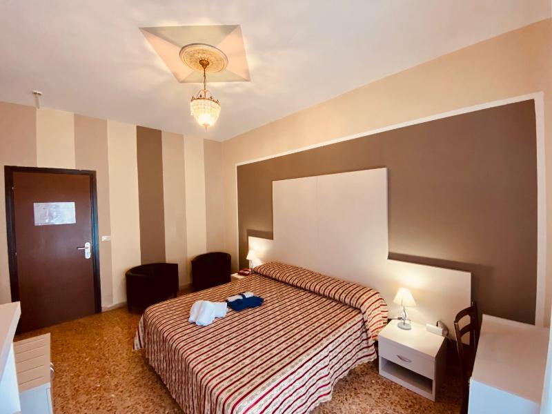 Large Single Room image 4