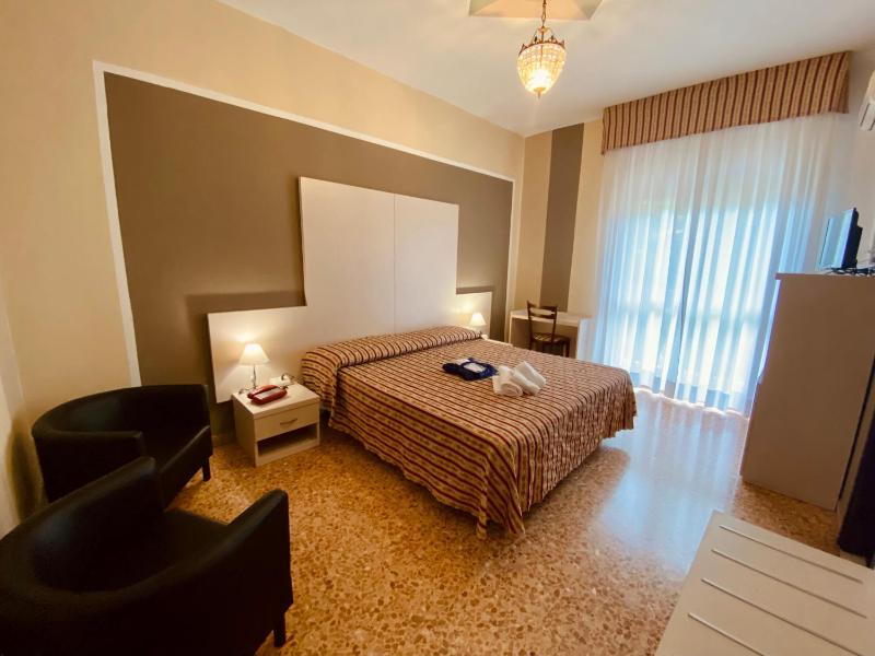 Large Single Room image 3