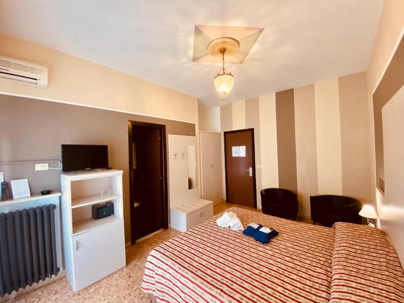 Large Single Room image 2