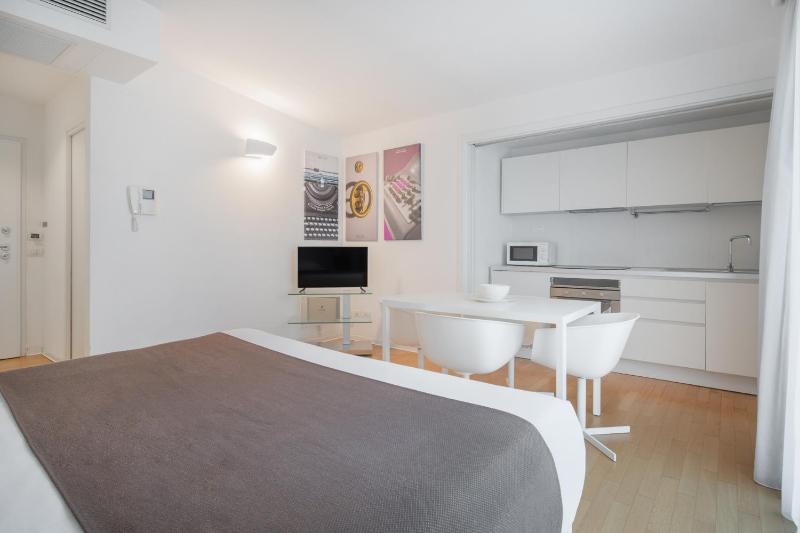 Studio Apartment image 3