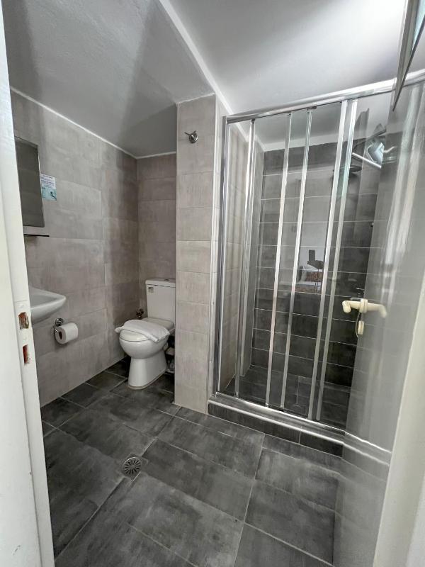 Twin Room image 4