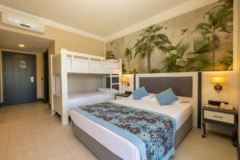 Standard Double Room with Bunk Bed image 3