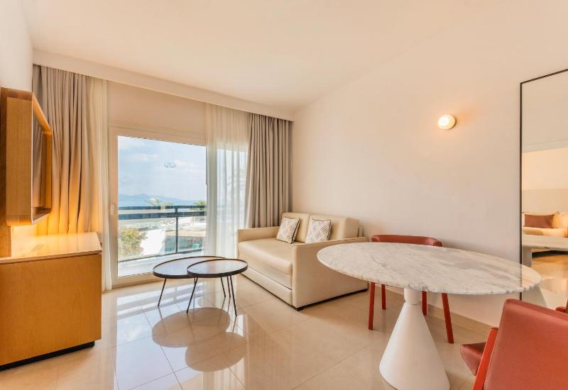 Superior Suite Panoramic Sea View image 4