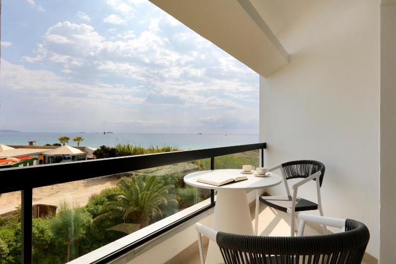 Deluxe Sea View image 1