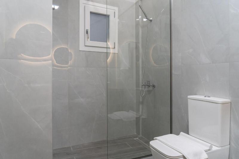 Nisimos Modern Apartment - image 12