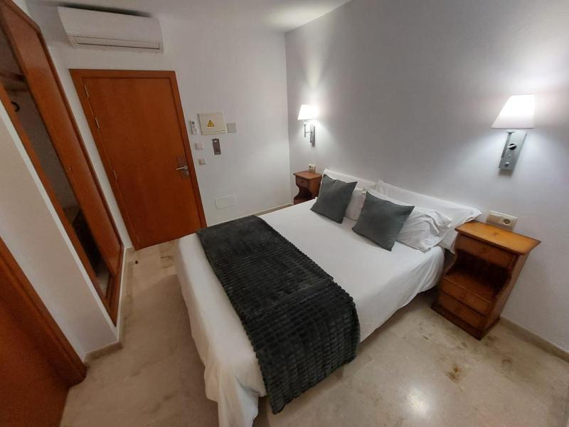 Double or Twin Room image 4