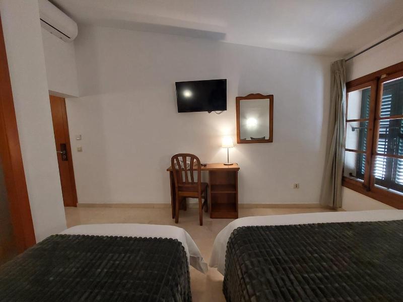 Triple Room with Bathroom image 3