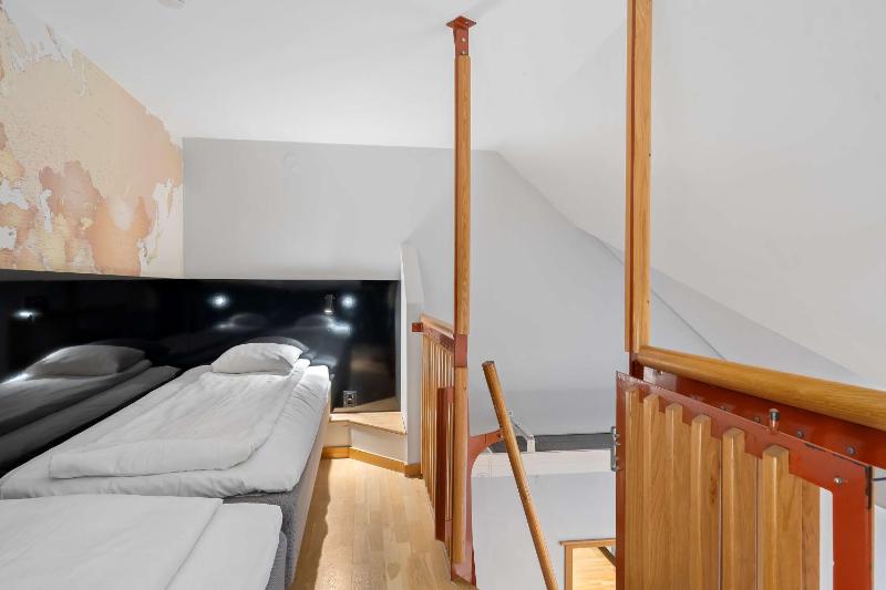 Family Room with Four Single Beds - Loft image 4