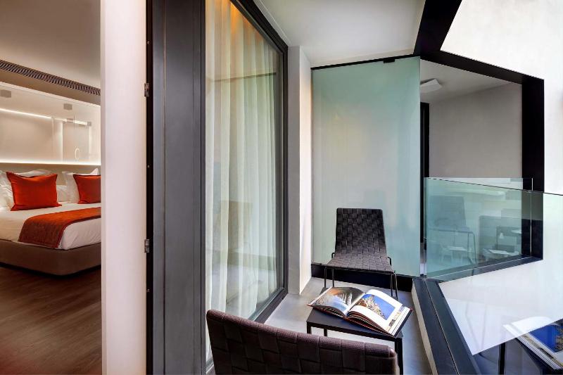 Double Room with Balcony image 3