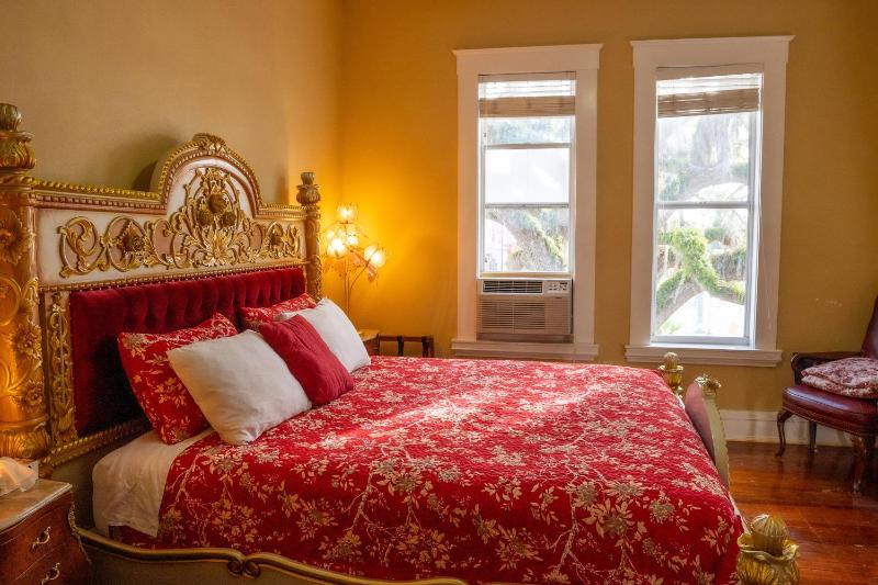 Deluxe King Room - Floral image 2