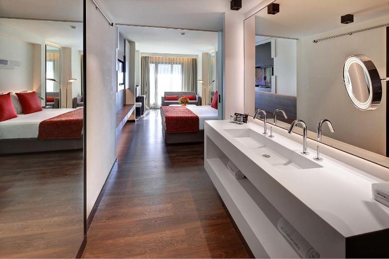 Superior Double or Twin Room image 4
