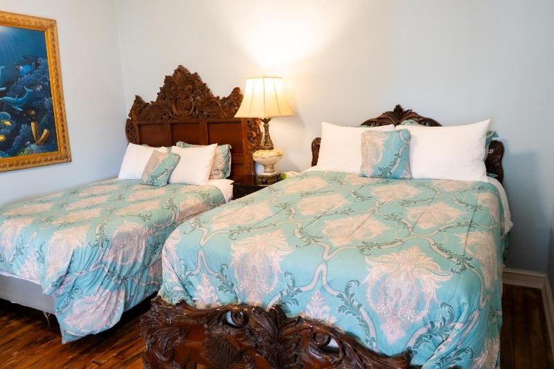 Premium 2 Queen Room with Twin Bed - Family Room image 4