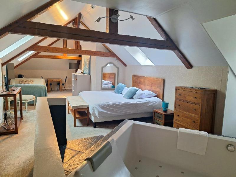 Suite with Spa Bath image 1