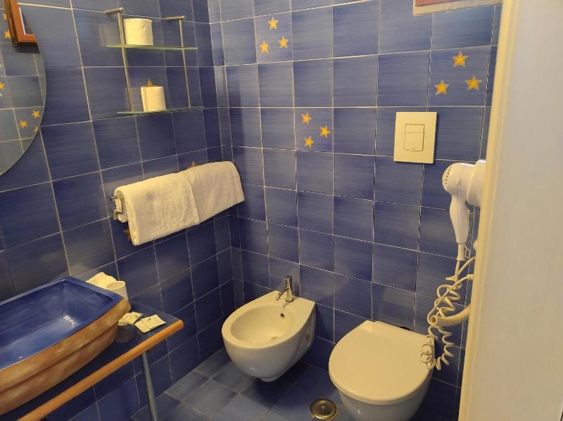 Standard Queen Room image 3
