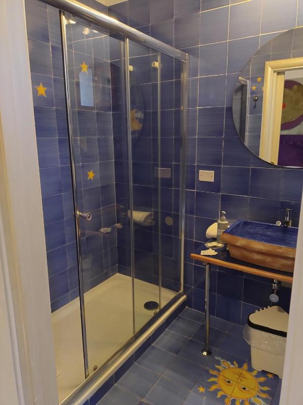 Standard Queen Room image 4